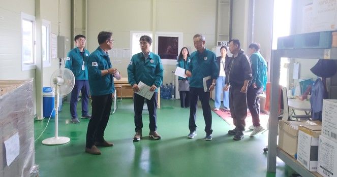 [양산=뉴시스] 김신호 부시장이 관내 축산농가를 방문해 관련 시설을 살펴보고 피해 상황을 점검하고 있다. (사진=양산시 제공) 2025.07.10. photo@newsis.com *재판매 및 DB 금지