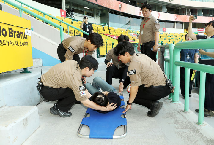 [서울=뉴시스] 프로야구 SSG 랜더스가 혹서기 관람 안전 대책을 마련해 실시하고 있다. (사진 = SSG 랜더스 제공) *재판매 및 DB 금지