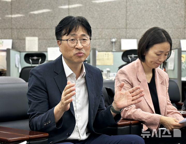 [대전=뉴시스] 10일 정부대전청사 기자실서 산림청 국립산림과학원 이병두(왼쪽) 산림재난·환경연구부장이 '세계적 폭염과 여름철 산불 및 시사점'을 주제로 기자간담회를 하고 있다. 2025.07.10. kys0505@newsis.com