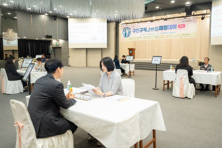[부산=뉴시스] 부산상공회의소는 10일 부산진구 부산상의 회관에서 지역 기업과 전문기술 인재를 매칭하는 '제16차 구인·구직 잡 매칭데이'를 개최했다. (사진=부산상공회의소 제공) 2025.07.10. photo@newsis.com *재판매 및 DB 금지