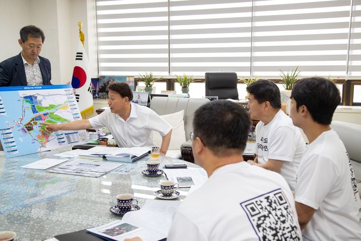 강임준 군산시장이 국정기획위 관계자 등에게 지역 정책을 건의하고 있다.(사진=군산시 제공)  *재판매 및 DB 금지