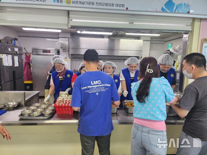 [진천=뉴시스] 바르게살기운동 진천군협의회 여성회 급식봉사