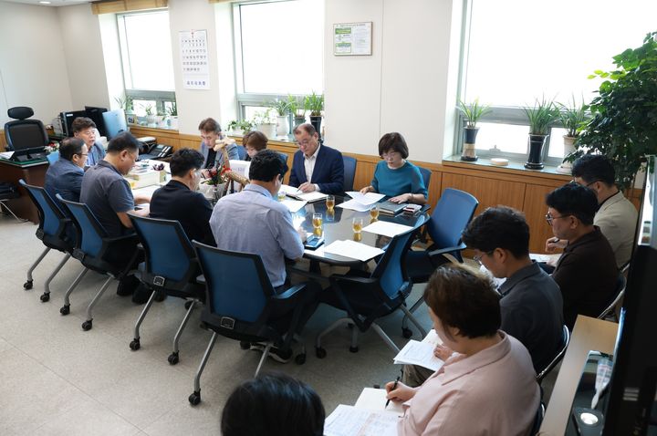 [서울=뉴시스] 은평구, 민생회복 소비쿠폰 사업 대비 긴급회의. 2025.07.10. (사진=은평구 제공) *재판매 및 DB 금지