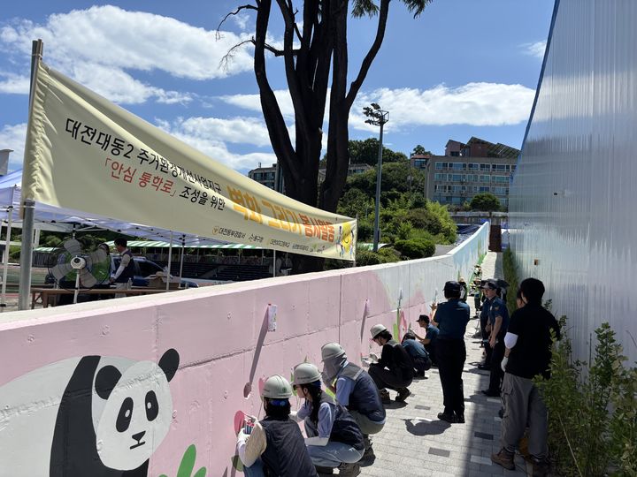 [대전=뉴시스]LH 대전충남지역본부는 10일 대전대동2 주거환경개선지구 인근 대전여고·한밭여중 통학로에 셉테드(CPTED, 범죄예방 환경디자인)를 적용한 안심 통학로와 감성 톡톡 벽화길을 조성했다. 2025. 07. 10 photo@newsis.com *재판매 및 DB 금지