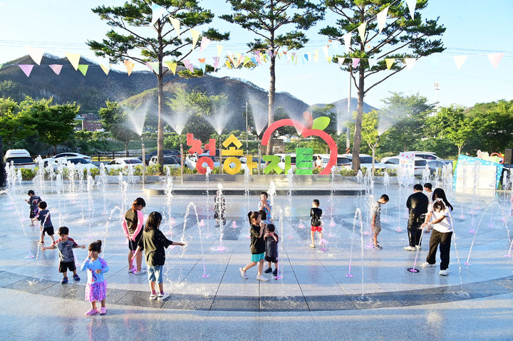 [청송=뉴시스] 청송군 청소년 복합야외놀이공간 '바닥분수' (사진=청송군 제공) 2025.07.10. photo@newsis.com *재판매 및 DB 금지