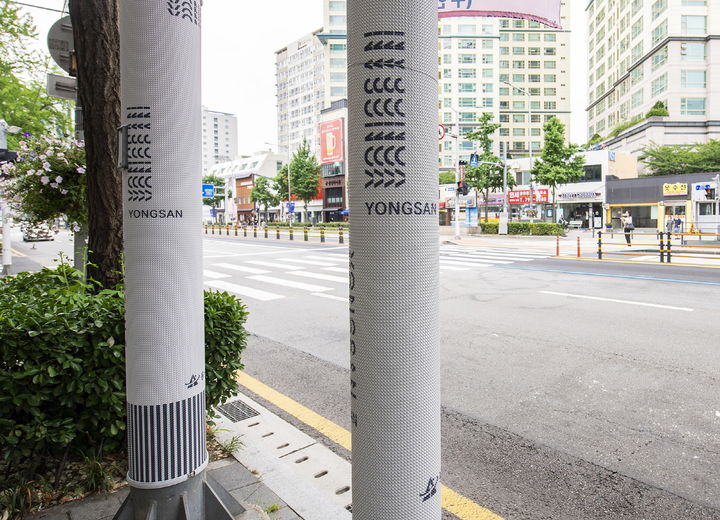 [서울=뉴시스] 한강대로 일대에 설치된 ‘용의비늘’을 형상화한 일반형 불법광고물 부착방지 시트 사진. 2025.07.10. (사진=용산구 제공) *재판매 및 DB 금지