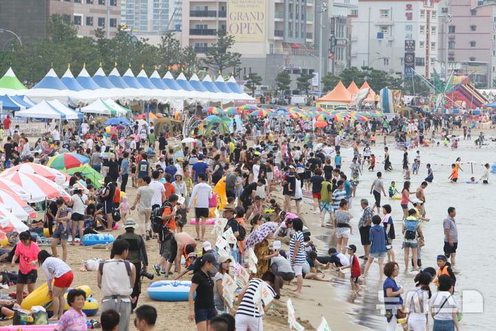 [포항=뉴시스] 송종욱 기자 = 경북 포항시는 12일 지역 8개 지정 해수욕장을 일제히 개장한다. 사진은 포항시 북구 영일대해구욕장 전경. (사진=포항시 제공) 2025.07.10. photo@newsis.com