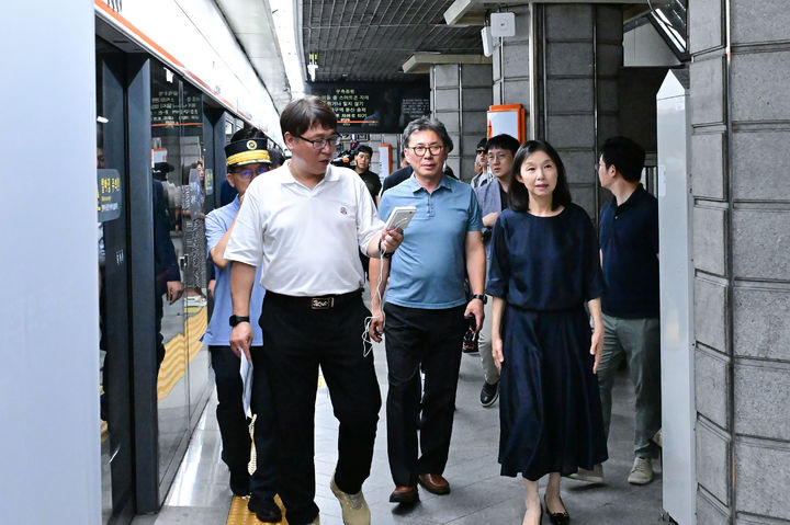 [서울=뉴시스] 경복궁역 비냉방 상황 점검하는 최호정 의장. 2025.07.10 (사진 제공=서울시의회) photo@newsis.com *재판매 및 DB 금지