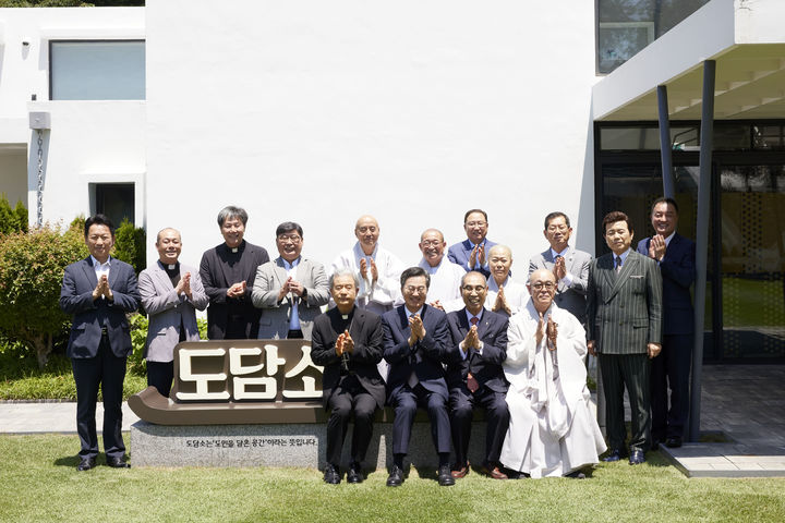 [수원=뉴시스] 10일 오후 도담소에서 열린 경기도 종교지도자 오찬 간담회에서 김동연 경기지사와 3대종단 종교지도자, 우수 멘토 표창대상자 등과 함께 기념촬영을 하고 있다. (사진=경기도 제공) 2025.07.10. photo@newsis.com&nbsp; *재판매 및 DB 금지