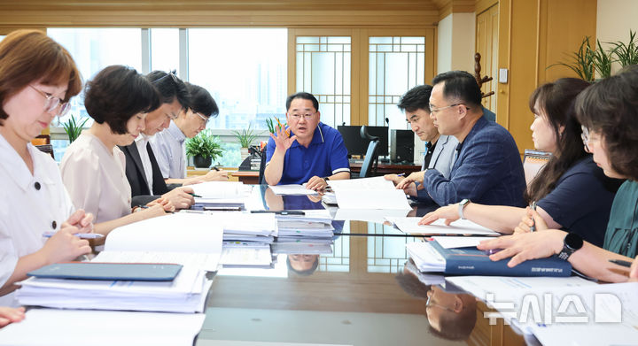 [전주=뉴시스] 10일 김종훈 전북도 경제부지사 주재로 추진상황 보고회를 열고, TF 5개 반 중심의 전담체계를 구축해 민생회복 소비쿠폰 지급 준비 상황을 점검하고 있다. 2025.07.10 *재판매 및 DB 금지