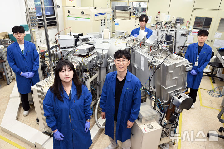 [창원=뉴시스]수소 희석률 제어로 박막 결함을 최소화한 저온 공정 유연 광소자를 개발한 한국재료연구원(KIMS) 연구팀. 앞줄 왼쪽이 정예지 석사과정 학생연구원(논문 제1저자), 오른쪽이 권정대 책임연구원.(사진=한국재료연구원 제공) 2025.07.10. photo@newsis.com