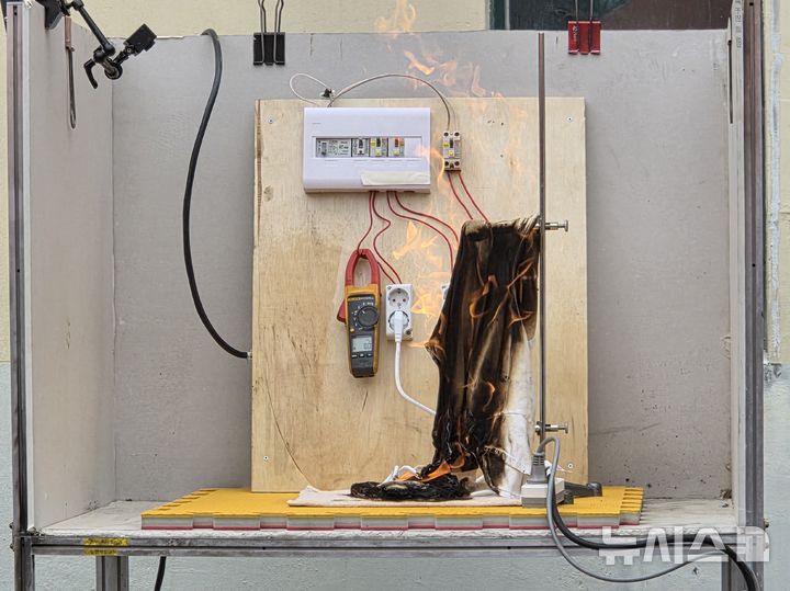 [부산=뉴시스] 김민지 기자 = 10일 오후 부산 연제구 부산소방재난본부 훈련탑 앞에서 멀티탭 발화 위험 요인을 알리기 위한 실험이 진행되고 있다.정격정류를 초과한 멀티탭에서 7분30초 만에 스파크가 튄 뒤 이내 커튼에 불이 붙었다. 2025.07.10. mingya@newsis.com