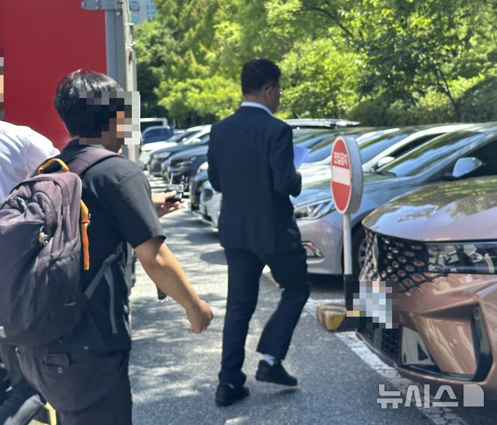 [대전=뉴시스] 김도현 기자 = 10일 오후 대전 서구 둔산동 대전지법에서 강제추행 혐의로 징역 6개월, 집행유예 1년을 선고받은 송활섭 대전시의원이 취재진을 피해 이동하고 있다. 2025.07.10. kdh1917@newsis.com