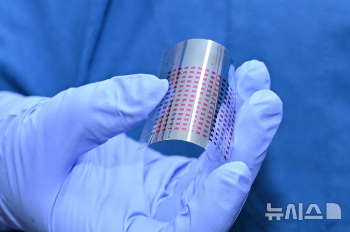 [창원=뉴시스]한국재료연구원(KIMS) 권정대 박사 연구팀이 개발한 유연 광소자가 얇은 형태로 구부러지는 모습.(사진=한국재료연구원 제공) 2025.07.10. photo@newsis.com