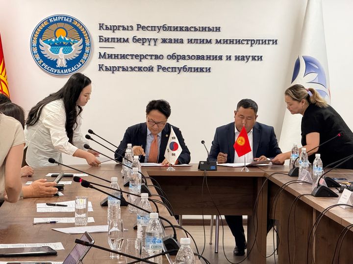 김태형 충북도교육청 부교육감(왼쪽 두번째)과 알버트 마크맷콜로브 키르기스스탄 교육부 차관(오른쪽 두번째)이 10일 비슈케크에서 디지털 교육 세계화 교류 협력 협약서에 서명하고 있다.(사진=충북교육청 제공).2025.07.10.photo@newsis.com *재판매 및 DB 금지