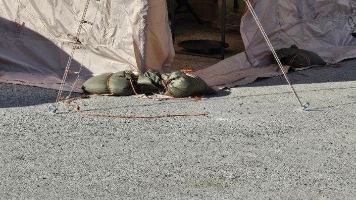 [서울=뉴시스] 경남 거제 흥남 해수욕장의 공영주차장에서 아스팔트에 드릴로 구멍을 뚫어 텐트를 고정하는 '민폐 캠핑족'이 출몰해 논란이 일고 있다. 아스팔트에 팩다운을 한 모습.  (사진 = 보배드림 캡처) 2025.07.10. *재판매 및 DB 금지