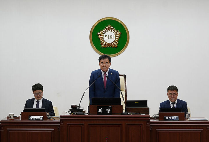 태백시의회는 10일 시의회 본회의장에서 고재창 의장이 제285회 임시회를 개회하고 있다.(사진=태백시의회 제공) *재판매 및 DB 금지