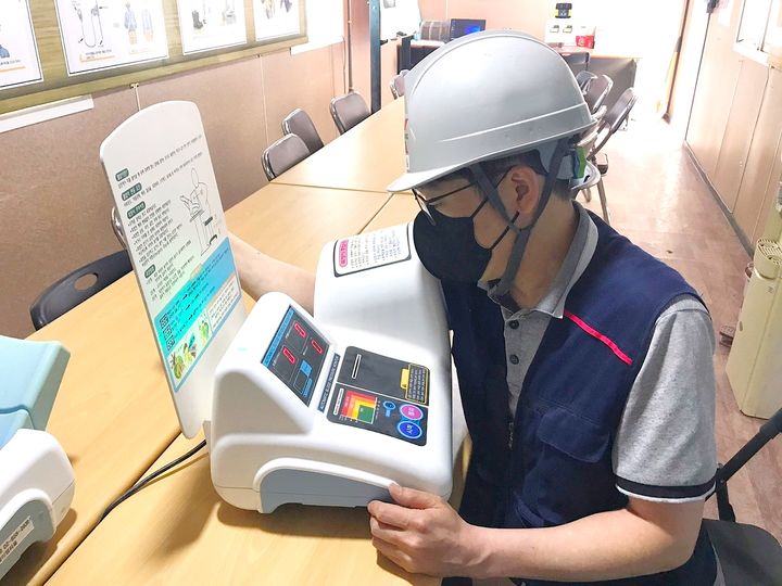 [서울=뉴시스] 부영 아파트 공사 현장에서 근로자가 건강 체크를 하는 모습. 2025.07.10. (사진=부영그룹 제공) photo@newsis.com *재판매 및 DB 금지