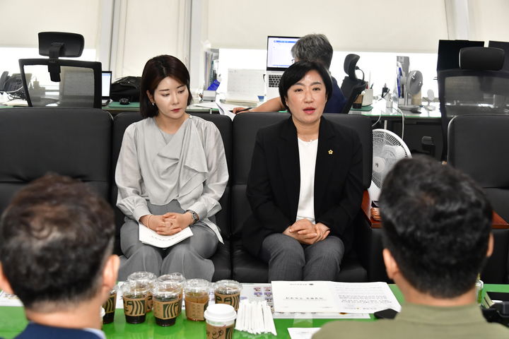 [광주=뉴시스]광주시의회 신수정(오른쪽) 의장과 채은지 부의장. (사진=시의회 제공) *재판매 및 DB 금지