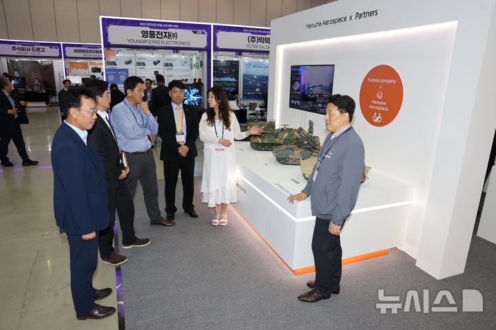 [창원=뉴시스]9일 경남 창원컨벤션센터에서 개막한 '2025 방위산업 부품·소재 장비 대전' 한화에어로스페이스 '상생협력존' 부스를 방문한 관람객들에게 직원들이 협력업체가 참여한 대표 무기체계와 함께 협력업체 동반성장 프로그램 등에 대해 설명하고 있다.(사진=한화에어로스페이스 제공) 2025.07.10. photo@newsis.com