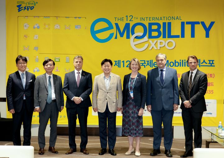 [제주=뉴시스] 오영훈(가운데) 제주지사가 지난 9일 제주신화월드에서 열린 제12회 국제 e-모빌리티 엑스포에서 아프리카, 유럽, 필리핀 등 9개국 주한 대사들과 면담을 갖고 기념 촬영을 하고 있다. (사진=제주도 제공) 2025.07.10. photo@newsis.com *재판매 및 DB 금지