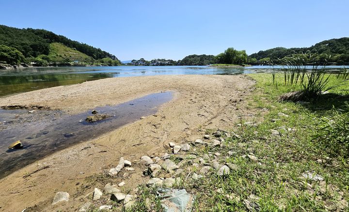 [뉴시스 앵글]가뭄 경고 속 바닥 드러내는 제천 의림지