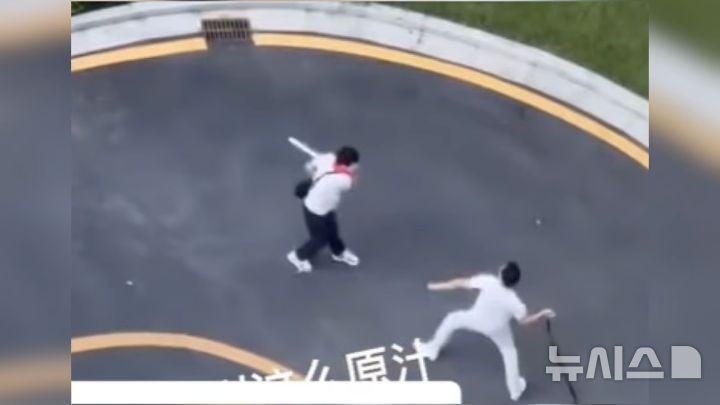 [뉴시스] 중국에서 한 아버지가 시험을 망친 아들을 길거리에서 벨트로 때리는 영상이 공개돼 누리꾼들의 비판이 이어지고 있다. (사진=프리프레스저널) 2025.07.08 