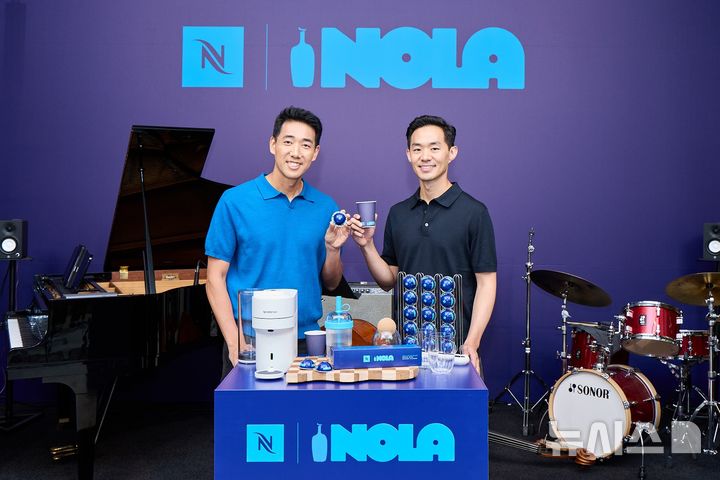 [서울=뉴시스] 10일 서울 성수동 카인드서울에서 열린 ‘놀라 스타일 블렌드' 론칭 행사에 참석한 이승오 네스프레소 마케팅 본부장(왼쪽)과 블루보틀 커피 코리아 라이언 서 대표가 기념사진 촬영을 하고 있다. (사진= 네스프레소 제공) photo@newsis.com