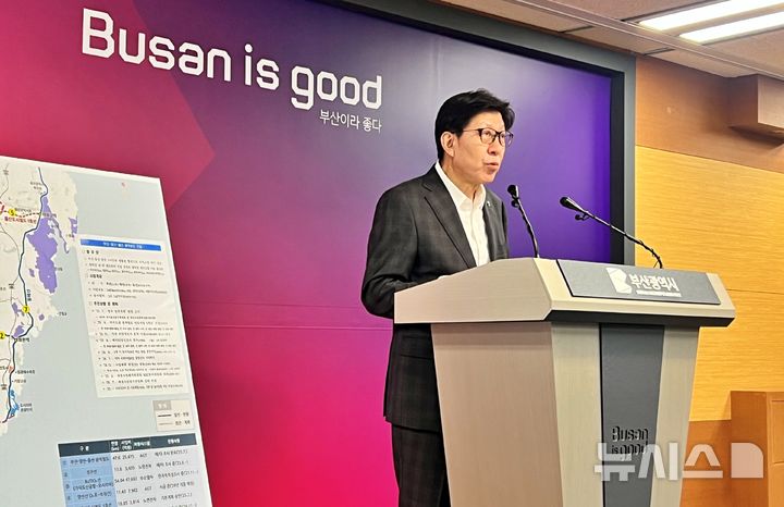 [부산=뉴시스] 원동화 기자 = 박형준 부산시장이 10일 부산시청 기자회견장에서 부산~양산~울산 광역철도 기획재정부 예비타당성조사 통과에 대해서 발표하고 있다. 2025.07.10. dhwon@newsis.com
