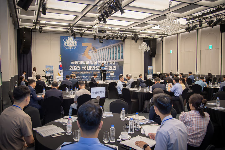 [논산=국방대]국방대학교는 10일 서울 용산 소재 로카우스(ROKAUS)에서 '국제질서 대전환과 한국 신정부의 국가안보정책 모색'을 주제로 2025 국내안보학술회의를 개최했다. 임기훈 국방대 총장이 인사말을 하고 있다. (사진=국방대 제공) 2025. 07. 10 photo@newsis.com   *재판매 및 DB 금지