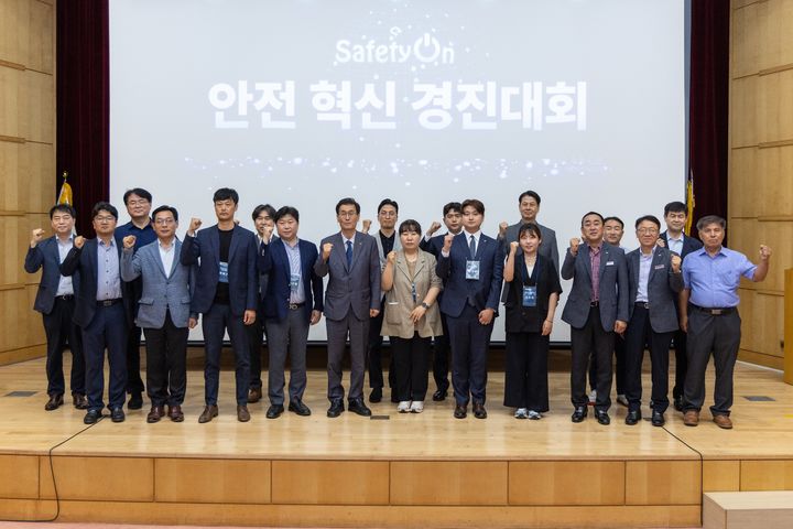 [서울=뉴시스] 함진규 한국도로공사 사장(앞줄 왼쪽 다섯 번째)과 안전혁신경진대회 참가자들이 지난 8일 기념촬영을 하는 모습. 2025.07.10. (사진=도로공사 제공) photo@newsis.com *재판매 및 DB 금지