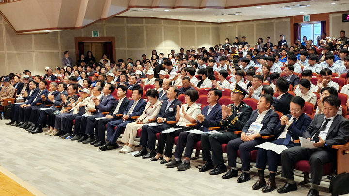 [여수=뉴시스] 전남도교육감, 국회의원, 시장, 시도의원이 10일 여수시민회관에서 열린 '전국 최초 혈서 지원 전남 학도병 6·25 출전 75주년 기념식'을 지켜보고 있다. (사진=학도병충혼선양회 제공) 2025.07.10. photo@newsis.com *재판매 및 DB 금지