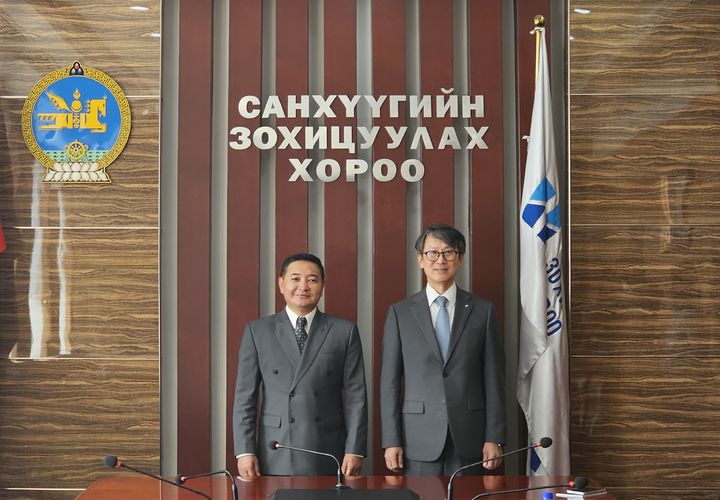 [서울=뉴시스] 지난달 30일 몽골 금융감독위원회 청사에서 쿠데르출룬 몽골 금융감독위원회 부위원장(왼쪽)과 이명순 서울보증보험 대표이사(오른쪽)가 기념촬영을 하고 있다. (사진=SGI서울보증 제공) 2025.07.10. photo@newsis.com *재판매 및 DB 금지