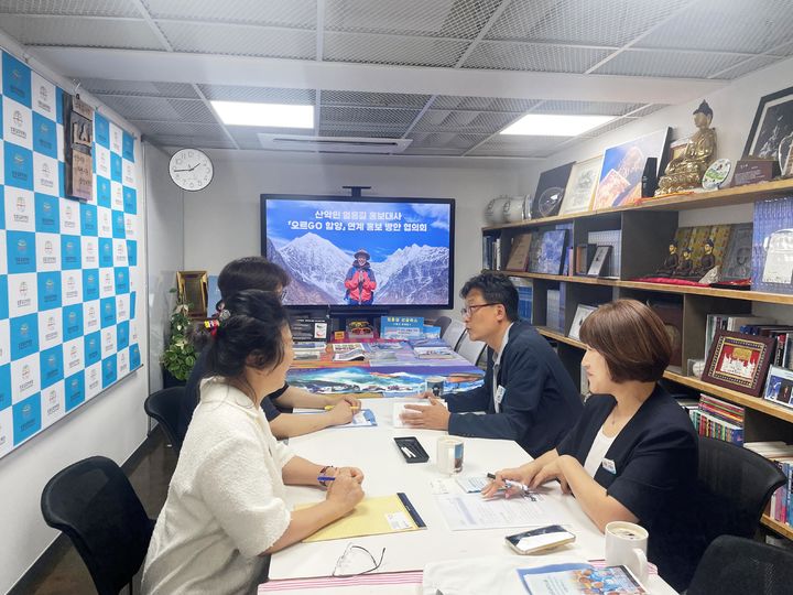 [함양=뉴시스] 함양군 엄홍길 오르GO 함양 홍보대사 협력방안 논의 (사진=함양군 제공) 2025. 07. 10. photo@newsis.com *재판매 및 DB 금지