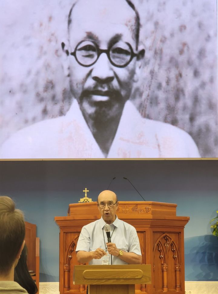 [대구=뉴시스] 이상제 기자 = 10일 대구YMCA가 창립 110주년을 맞아 초대 총무였던 독립운동가 김태련 선생의 국내외 후손 32명 초청 행사를 개최했다. 김 선생(위)과 김훈진 목사(아래). 2025.07.10. king@newsis.com  *재판매 및 DB 금지