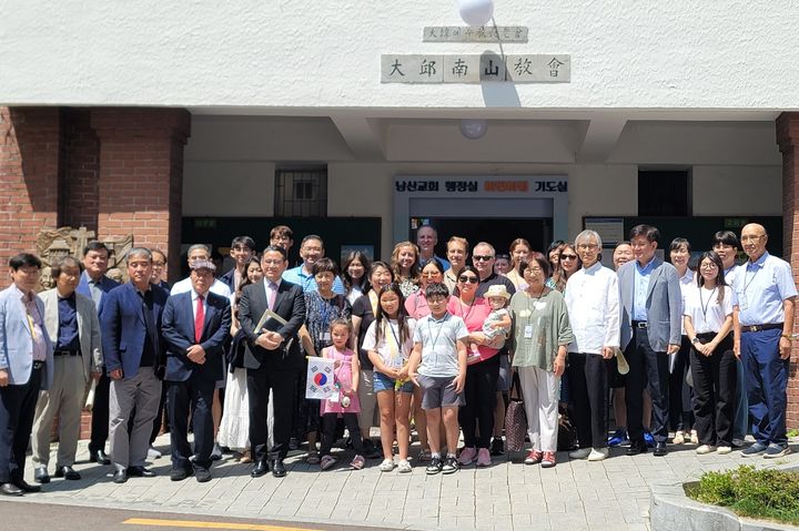 [대구=뉴시스] 이상제 기자 = 10일 대구YMCA가 창립 110주년을 맞아 초대 총무였던 독립운동가 김태련 선생의 국내외 후손 32명 초청 행사를 개최했다. 2025.07.10. king@newsis.com  *재판매 및 DB 금지