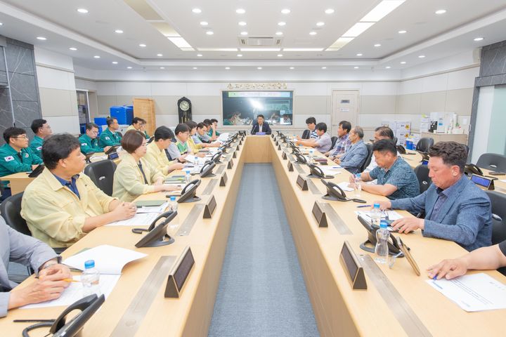 [고성=뉴시스] 강원 고성군이 가뭄피해 확산 방지를 위한 긴급 실무회의를 진행하고 있다. (사진=고성군 제공) 2025.07.10. photo@newsis.com *재판매 및 DB 금지