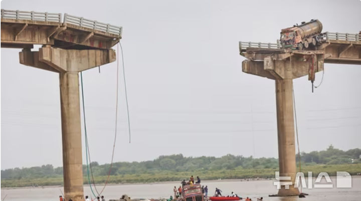[인도=AP/뉴시스] 인도 구자라트주 바도다라에서 다리가 무너져 차량 여러 대가 강에 빠지고 최소 9명이 숨졌다. 
