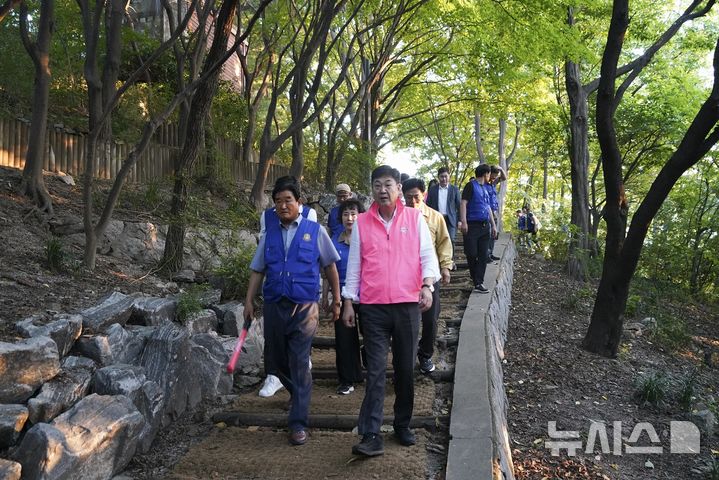 [서울=뉴시스]숭인근린공원 안전캠페인.
