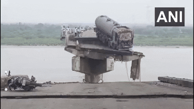 [뉴시스] 인도 구자라트주 바도다라에서 다리가 무너져 차량 여러 대가 강에 빠지고 최소 9명이 숨졌다. (사진=ANI) *재판매 및 DB 금지