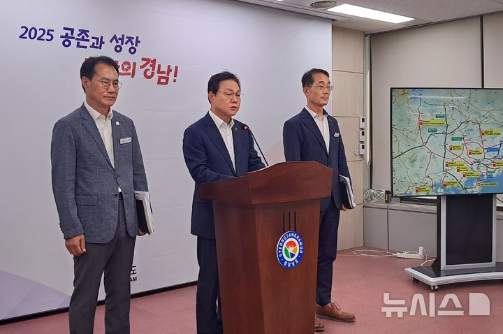 [창원=뉴시스]홍정명 기자=박완수 경남도지사가 10일 오후 도청 프레스센터에서 '부산~양산~울산 광역철도 건설사업'의 기획재정부 재정사업평가위원회 예비타당성조사 심의 통과와 관련 브리핑을 하고 있다.2025.07.10. hjm@newsis.com