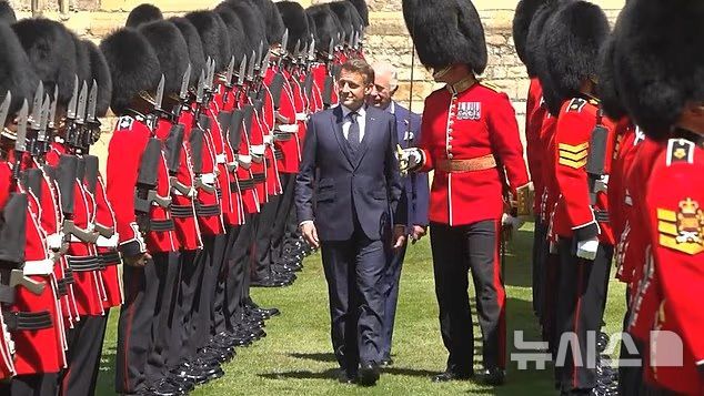 [뉴시스] 프랑스 마크롱 대통령이 영국 윈저성에서 찰스 3세 국왕보다 앞서 걸어 왕실 의전 위반 논란이 일고 있다. (사진=데일리 메일) 2025.07.09 