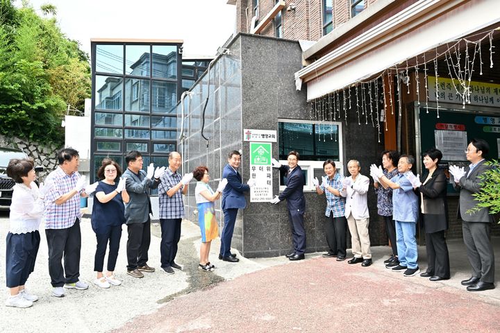 [울산=뉴시스] 10일 울산 중구 병영교회에서 김영길 중구청장과 서진교 병영교회 담임목사, 병영2동 주민자치위원회 위원 등이 참석한 가운데 무더위쉼터 현판식이 열리고 있다. (사진=울산 중구 제공) 2025.07.10. photo@newsis.com *재판매 및 DB 금지