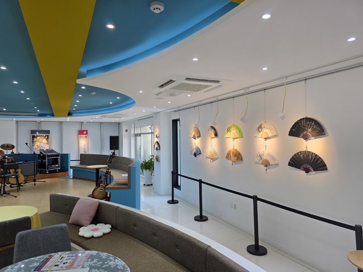 [김천=뉴시스] 이서정 작가 특별 기부전. (사진=김천신협 제공) 2025.07.10 photo@newsis.com *재판매 및 DB 금지