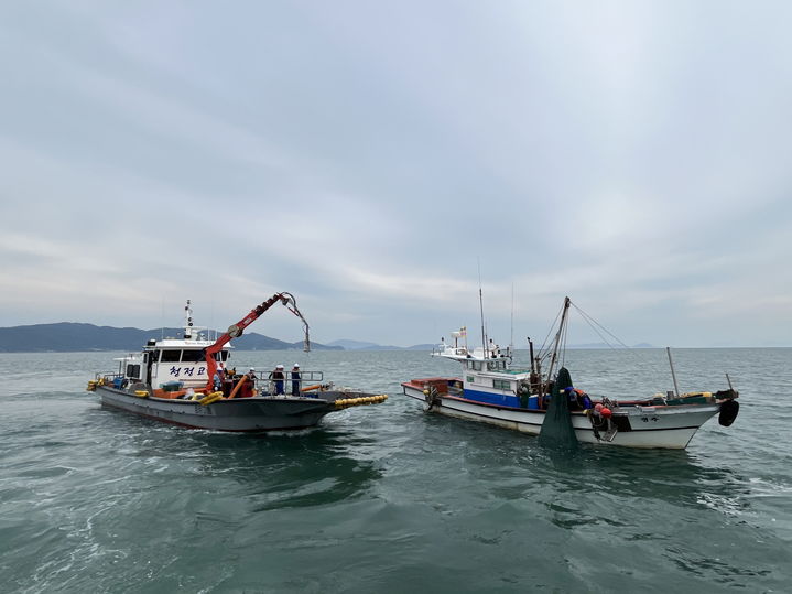 [고흥=뉴시스] 10일 고흥군 득량만 해역에서 어선들이 보름달물해파리 구제 작업을 하고 앴다. 2025.07.10. photo@newsis.com *재판매 및 DB 금지