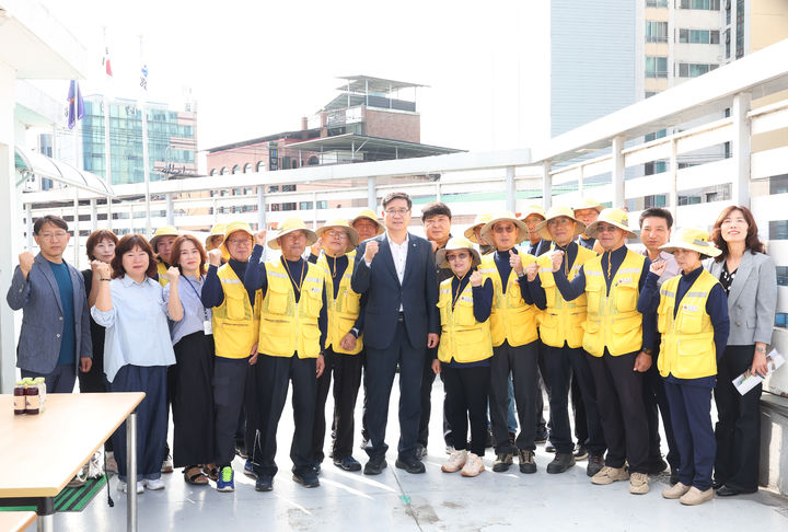 [함양=뉴시스] 공용노상주차장 근무자 하계 착복식 (사진=함양군 제공) 2025. 07. 10. photo@newsis.com *재판매 및 DB 금지