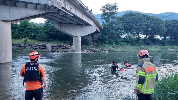 [장수=뉴시스] 27일 오후 7시28분께 전북 장수군 천천면 천천교 아래 냇가에서 한 대학생이 물에 빠져 소방대원들이 인명구조에 나서고 있다. (사진=전북특별자치도소방본부 제공) 2025.06.27. photo@newsis.com *재판매 및 DB 금지