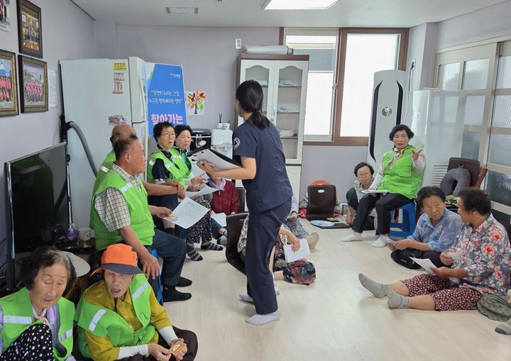 [안동=뉴시스] 산불피해 지역 주민들을 위해 운영되고 있는 행복병원의 한 프로그램. (사진=경북도 제공) 2025.07.10 photo@newsis.com *재판매 및 DB 금지