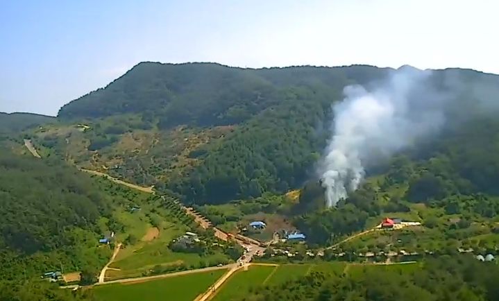 [서천=뉴시스] 10일 오후 2시21분께 충남 서천군 비인면 남당리 129의1 일원에서 산불이 나 하얀색 연기가 피어 오르고 있다. (사진=산림청 제공) 2025..07.10. photo@newsis.com *재판매 및 DB 금지