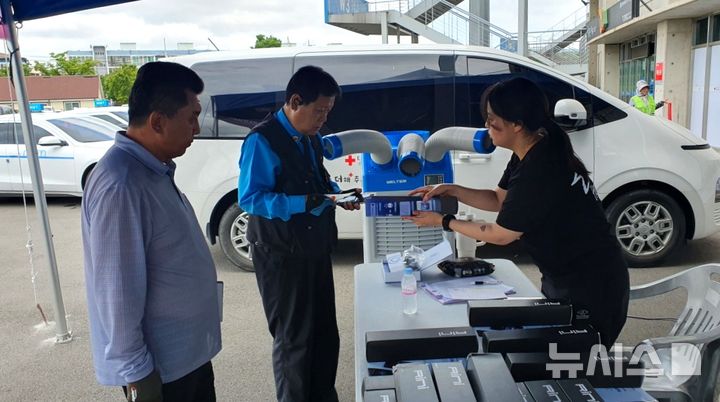 [포항=뉴시스] 송종욱 기자 = 경북 포항시는 지역 내 전기차·전기 택시 등을 대상으로 전기차 배터리 안전 알림 서비스 실증을 위한 '빅데이터 활용 배터리 관리 인공지능(AI) 플랫폼 구축'을 본격적으로 추진한다. 사진은 10~11일 이틀간 포항야구장에서 열리는 홍보 행사 모습. (사진=포항시 제공) 2025.07.10. photo@newsis.com